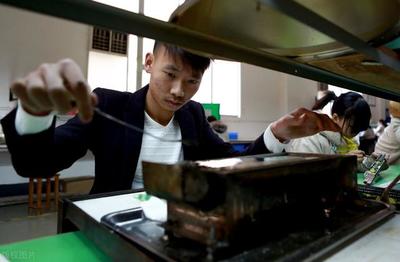 勞務(wù)派遣亂象侵襲校園 職校中介聯(lián)合操縱學生工，用工市場信任危機加劇